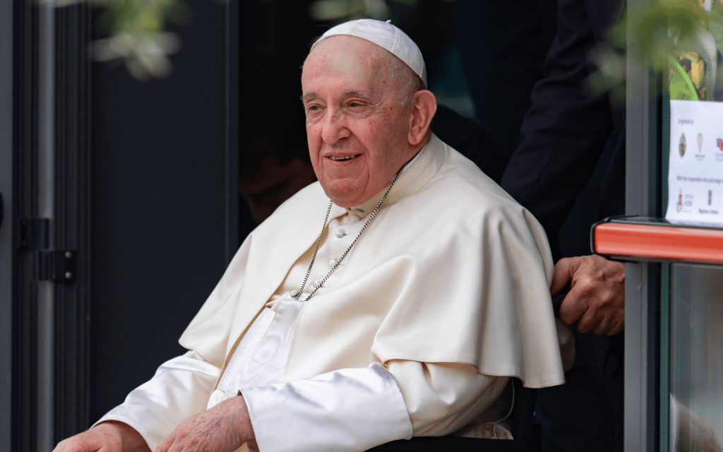 Le Papa pide crear una iglesia que no excluya a nadie