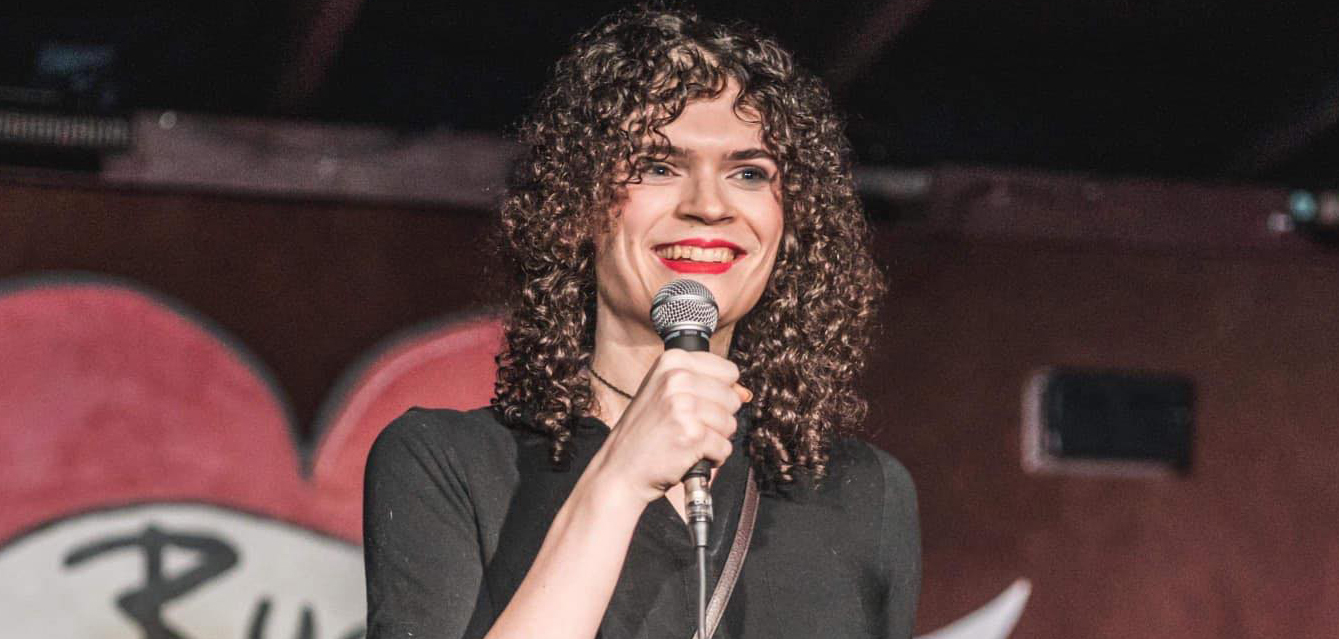 Una cómica trans cuenta como trabaja en sus monólogos