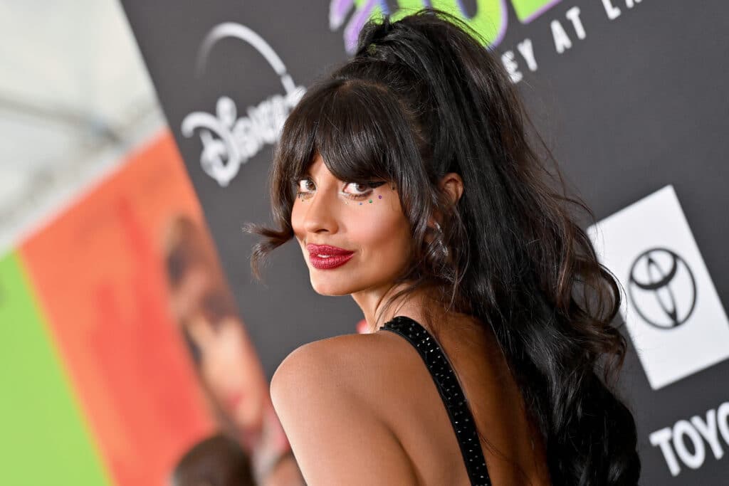Jameela Jamil criticada por sus comentarios hacia personas trans