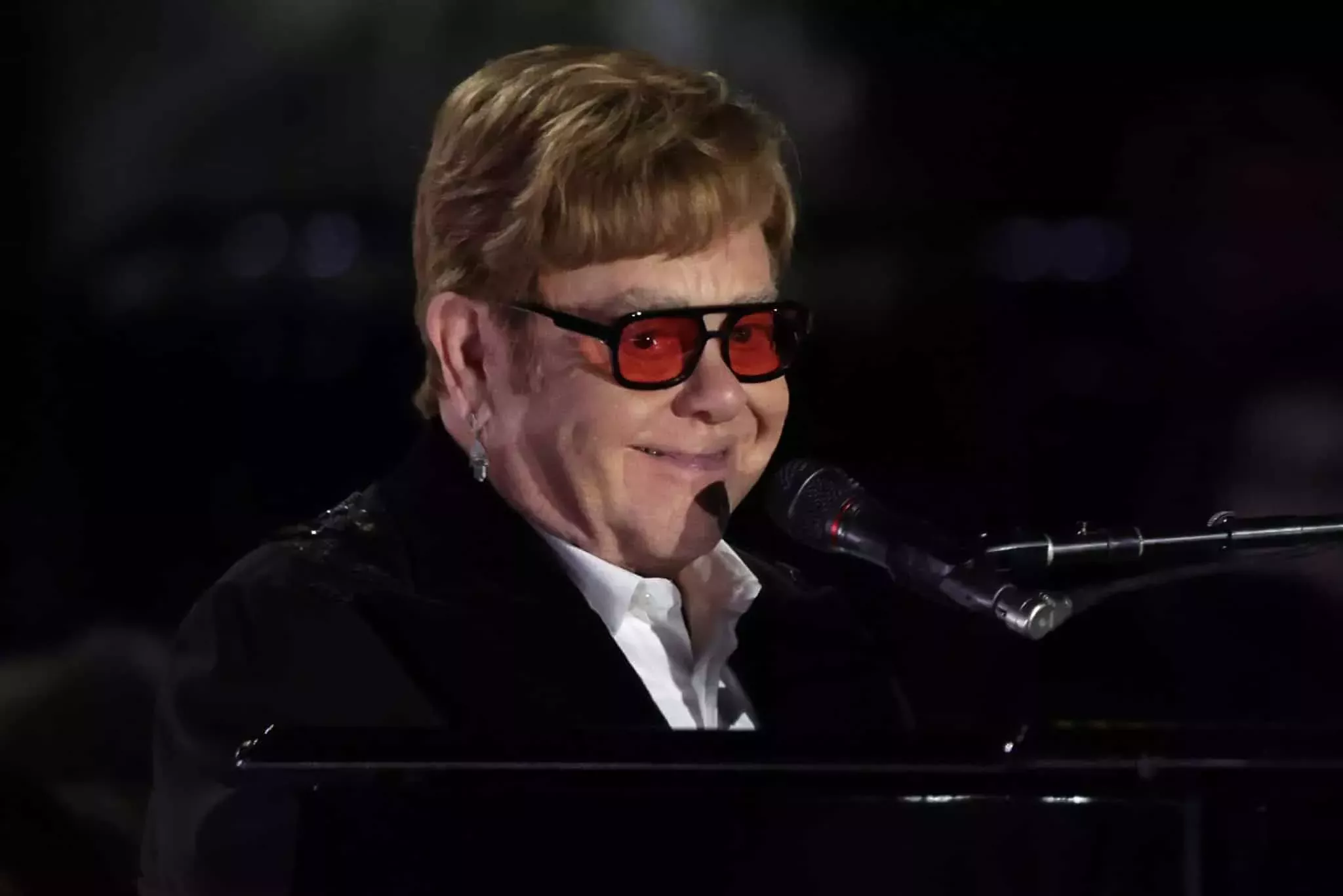 Joe Biden sorprende a Elton John con una medalla por su labor en la lucha contra el sida