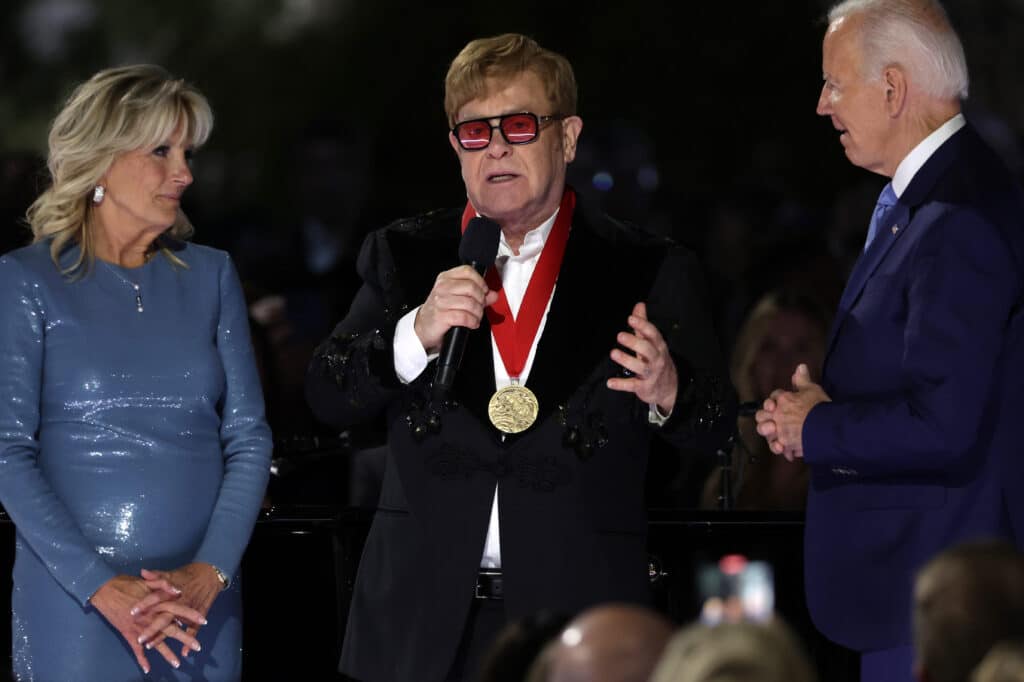 Joe Biden sorprende a Elton John con una medalla por su labor en la lucha contra el sida