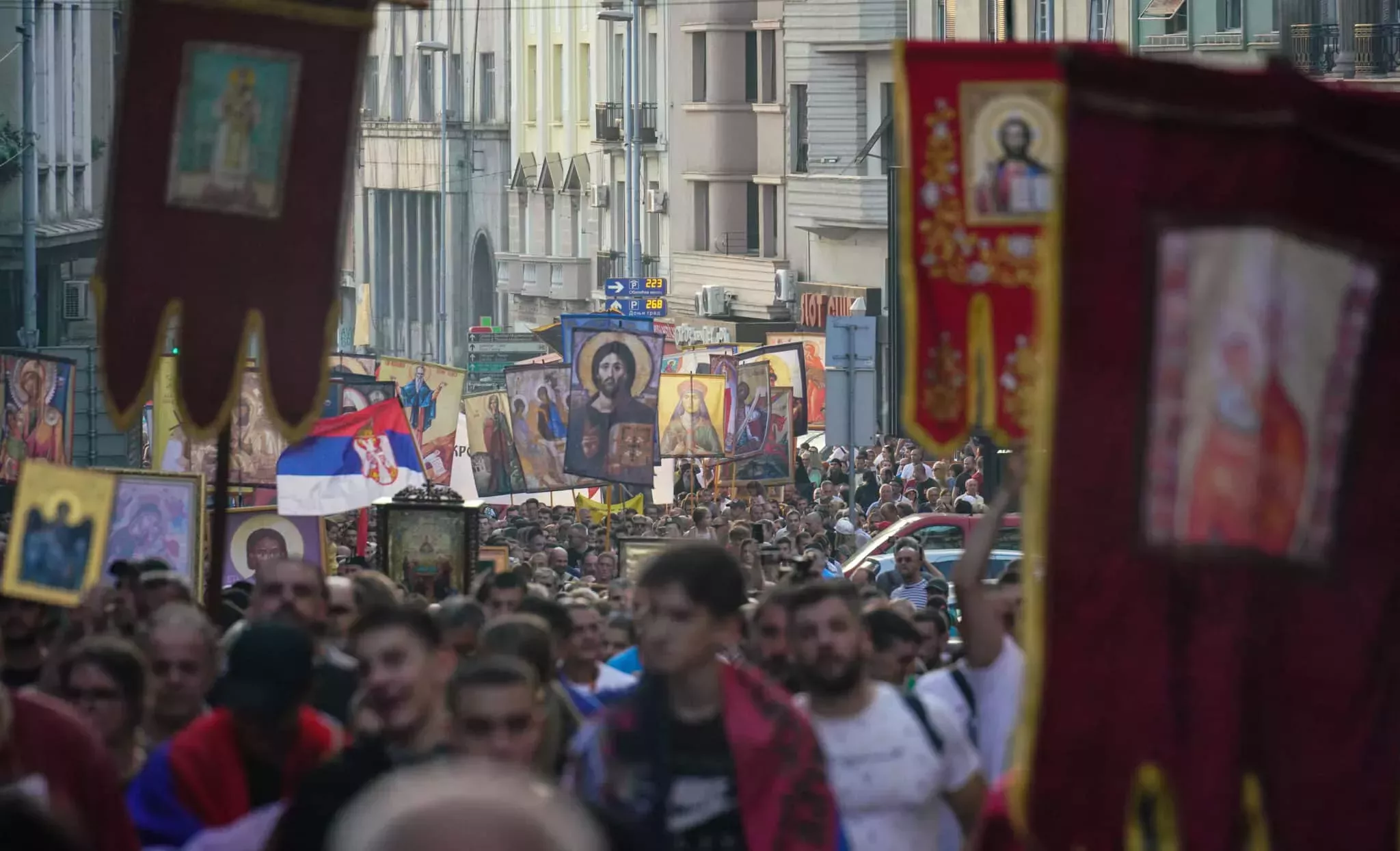 La policía serbia prohíbe la marcha del EuroPride en medio de las protestas masivas contra el colectivo LGBTQ+.