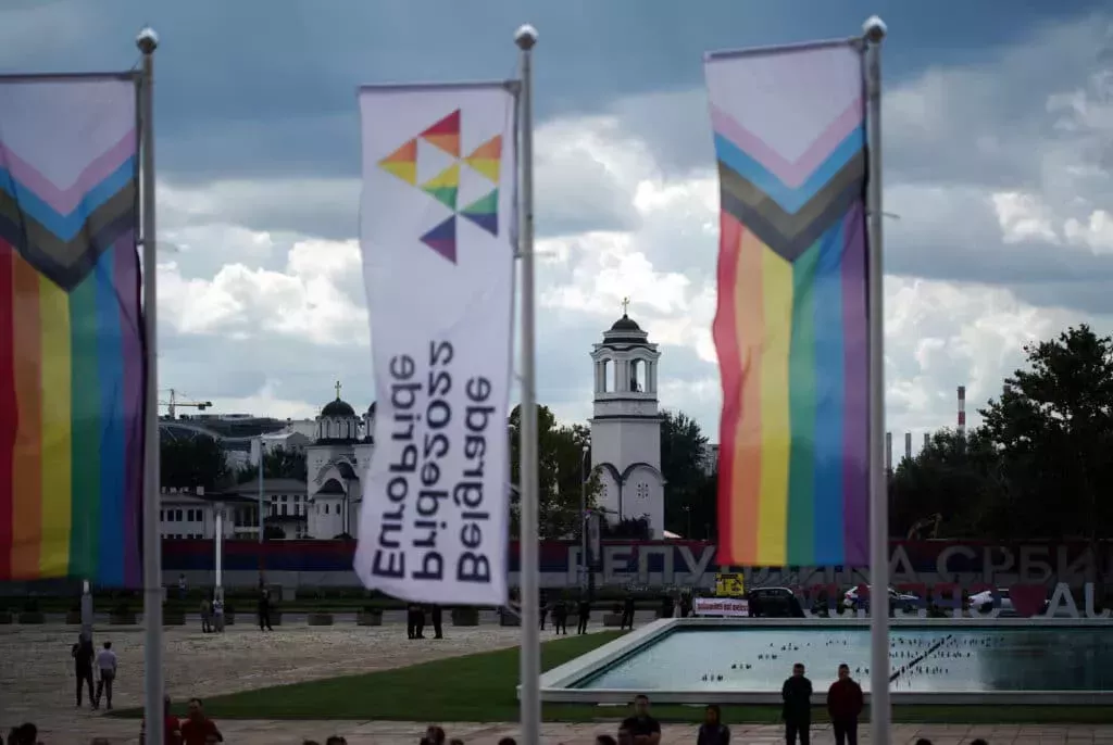 La policía serbia prohíbe la marcha del EuroPride en medio de las protestas masivas contra el colectivo LGBTQ+.
