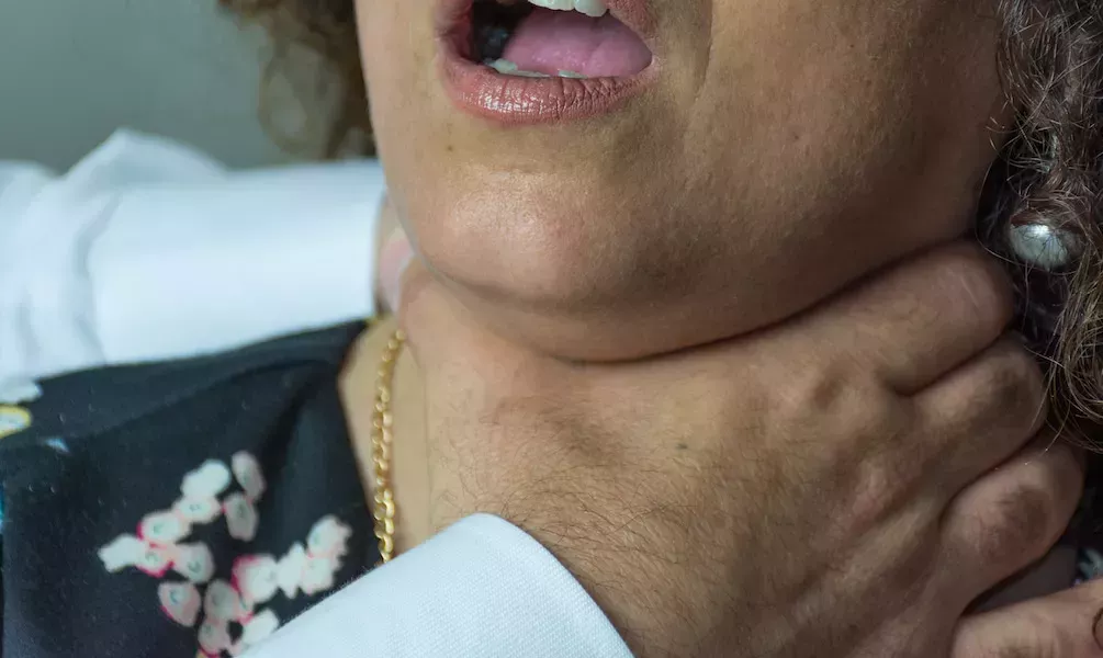 Mamá estrangulada y golpeada contra la puerta por su ex porque defendió a su hijo trans