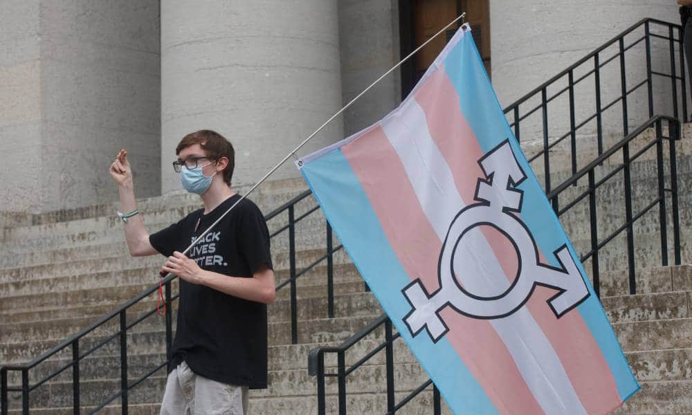 Montana prohibe a los trans cambiar su certificado de nacimiento