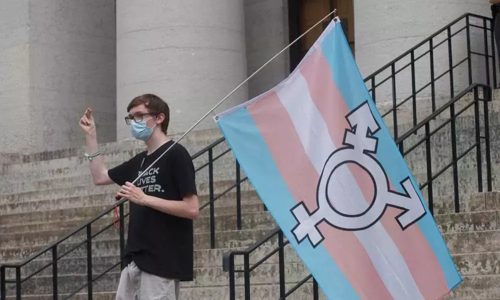 Montana acaba de prohibir permanentemente que las personas trans cambien sus certificados de nacimiento