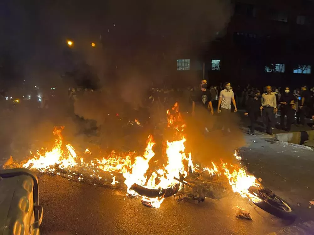 Protestas en Irán: Las mujeres queman hijabs y se cortan el pelo tras la muerte de una mujer bajo custodia policial - Nacional | Globalnews.ca