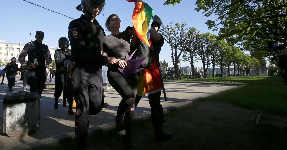 Rusia estudia duplicar las multas a los que promuevan propaganda LGBT