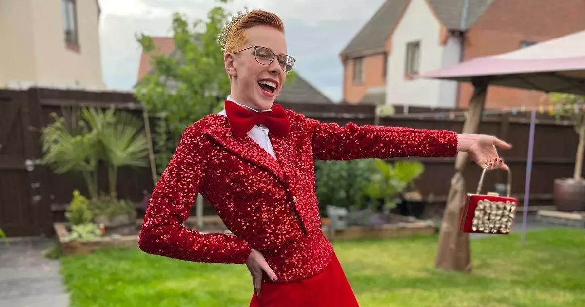 Un escolar de 16 años acude al baile con un vestido rojo mientras sus compañeros y profesores le animan