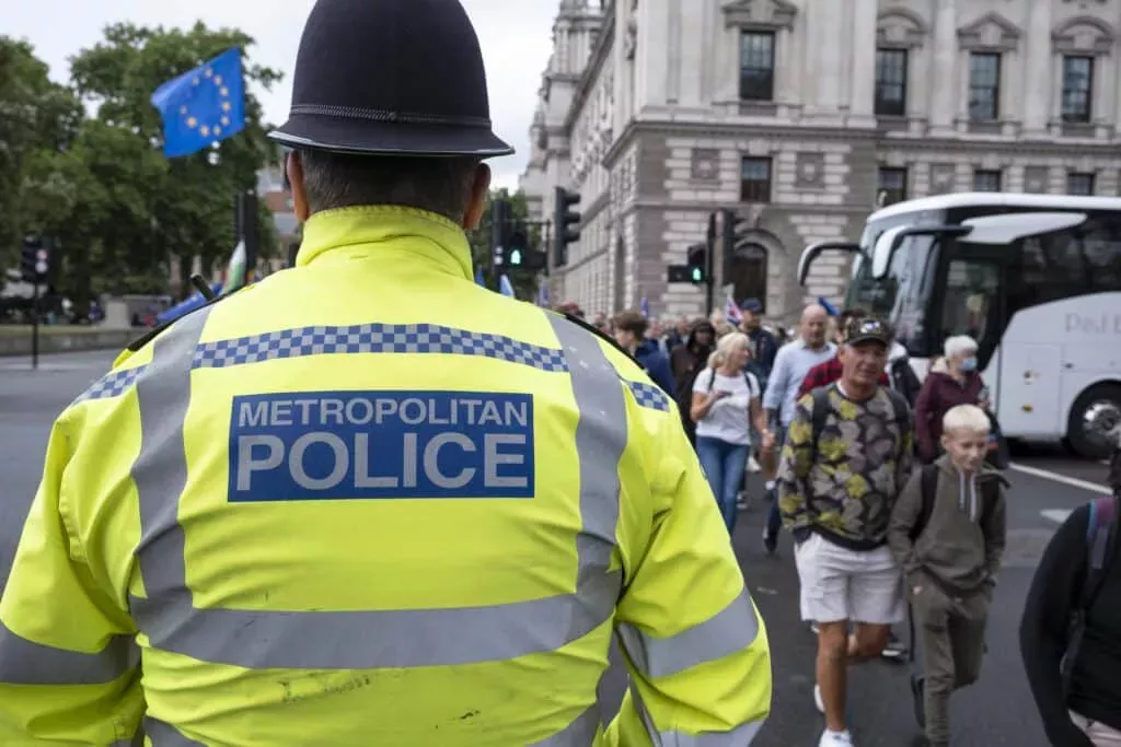 Una breve historia de desconfianza y tensión entre la policía y la comunidad LGBTQ+