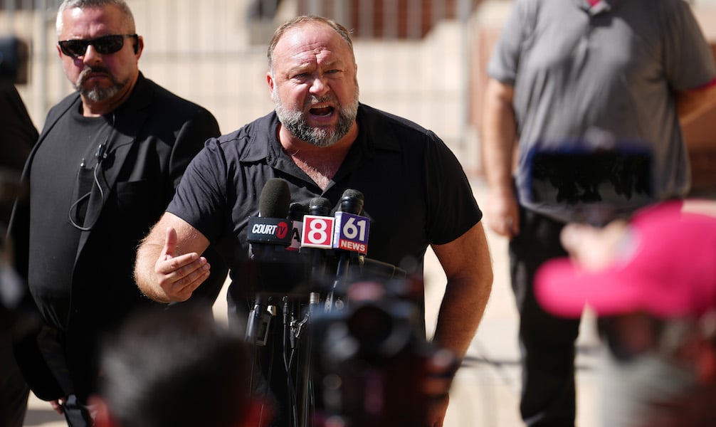 Alex Jones condenado a pagar mil millones por la masacre de Sandy Hook