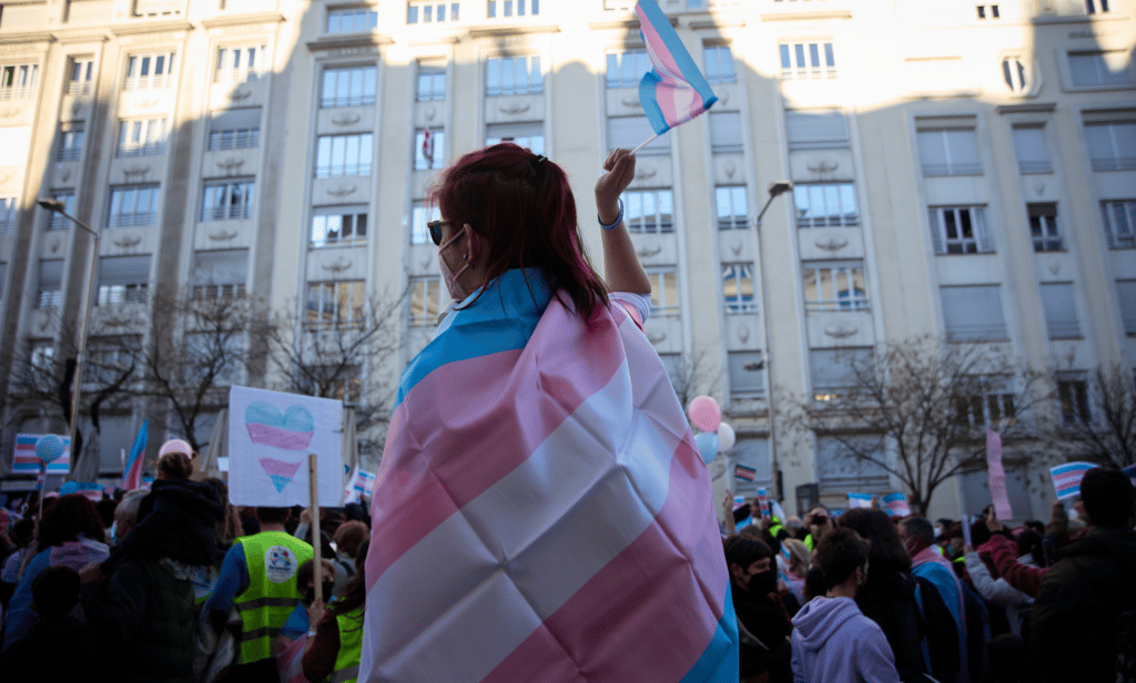 California se convierte en el primer estado que ofrece refugio legal a los jóvenes trans y sus familias