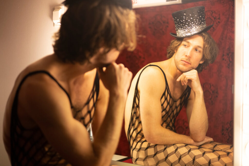 Conor Ryan da la vuelta al guion en Moulin Rouge