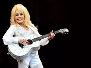 Dolly Parton financió discretamente a las bandas de música de las escuelas negras: 'La mujer es un tesoro nacional'