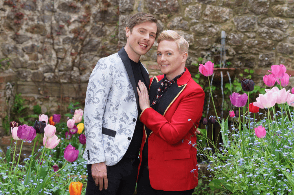 El cómico Stephen Bailey y su marido no se sienten cómodos caminando por la calle de la mano