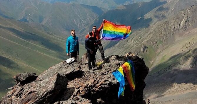 La bandera del Orgullo llega a la cina del Pico Vladimir Putin