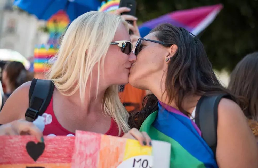 Eslovenia legaliza el matrimonio y la adopción entre personas del mismo sexo mientras los países vecinos imponen leyes anti-LGBTQ+.