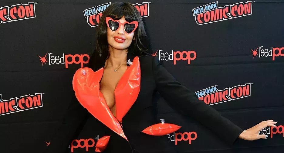 Jameela Jamil calla a los trolls transfóbicos en Twitter