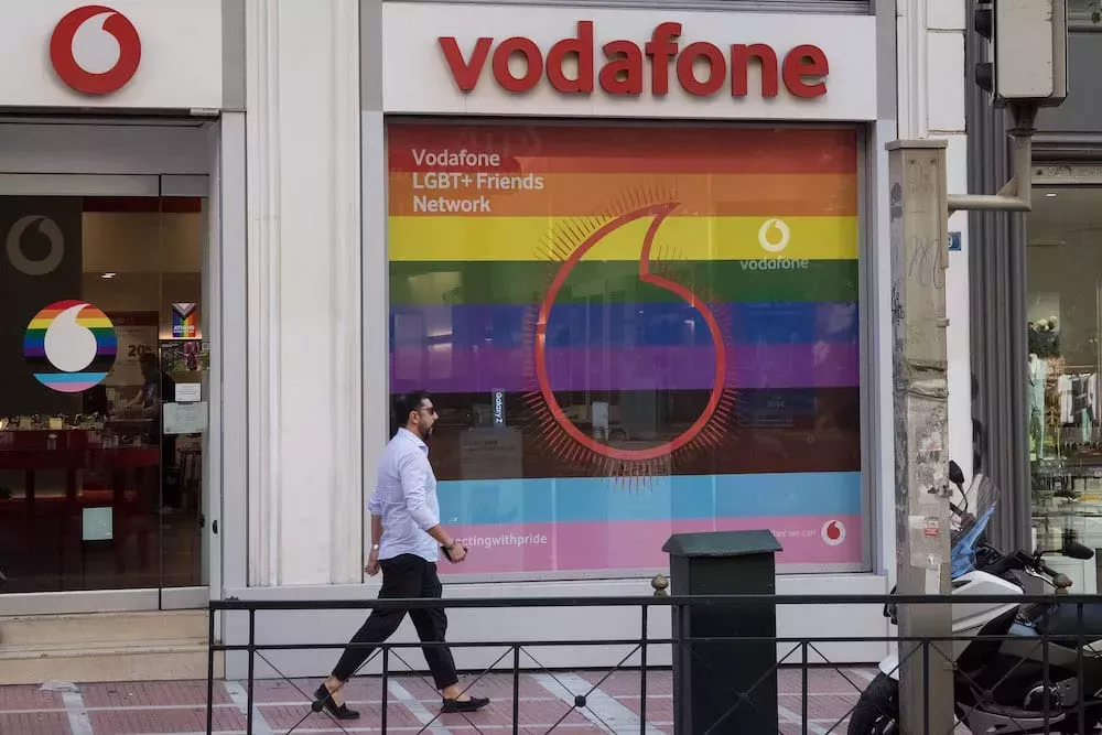 La trabajadora de una tienda de Vodafone a la que el director le pidió que explicara cómo tienen sexo las lesbianas gana una gran indemnización