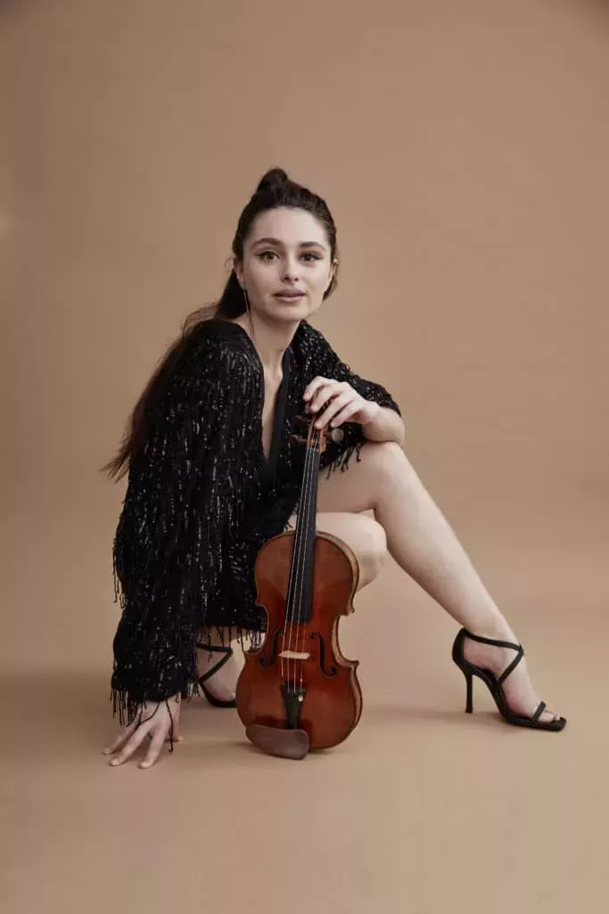 La violinista de TikTok, Esther Abrami, habla de cambiar el panorama, y el código de vestimenta, de las personas LGBTQ+ en la música clásica