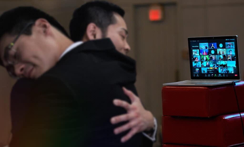 Las parejas del mismo sexo de China utilizan un vacío legal para casarse con Zoom en Utah