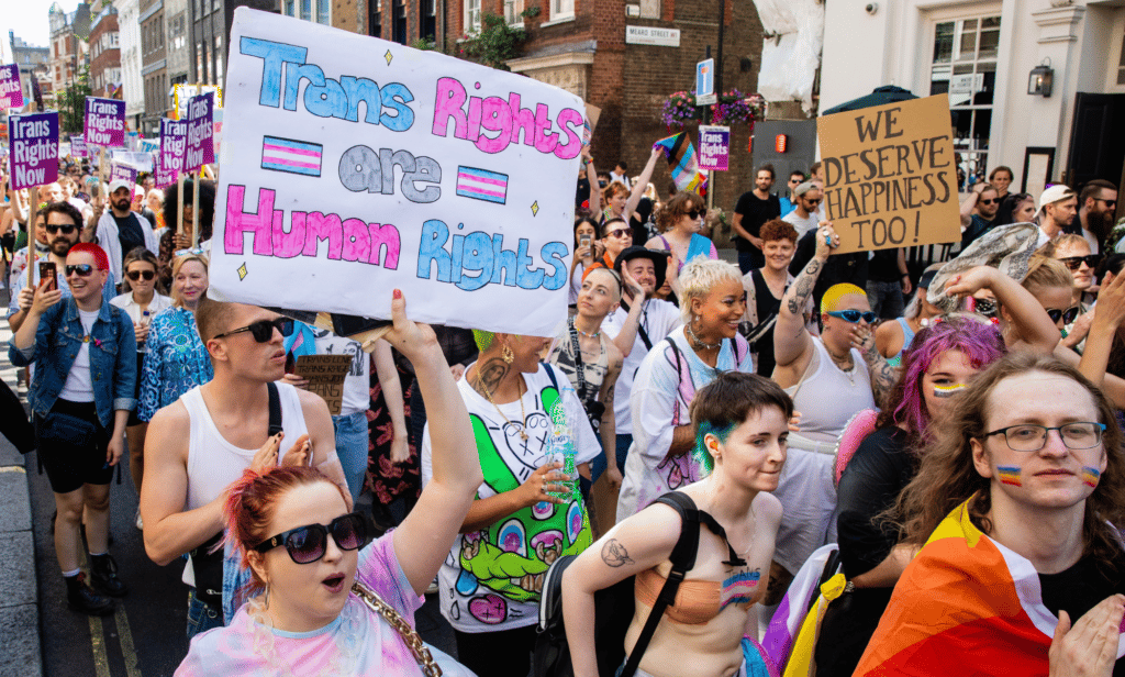 ¿Qué es la fijación del pecho y cómo ayuda a las personas LGBTQ+ a sentir la alegría trans?