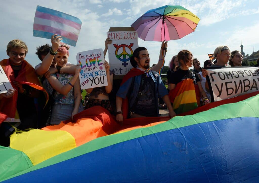 Rusia multa a TikTok por propaganda LGBTQ+