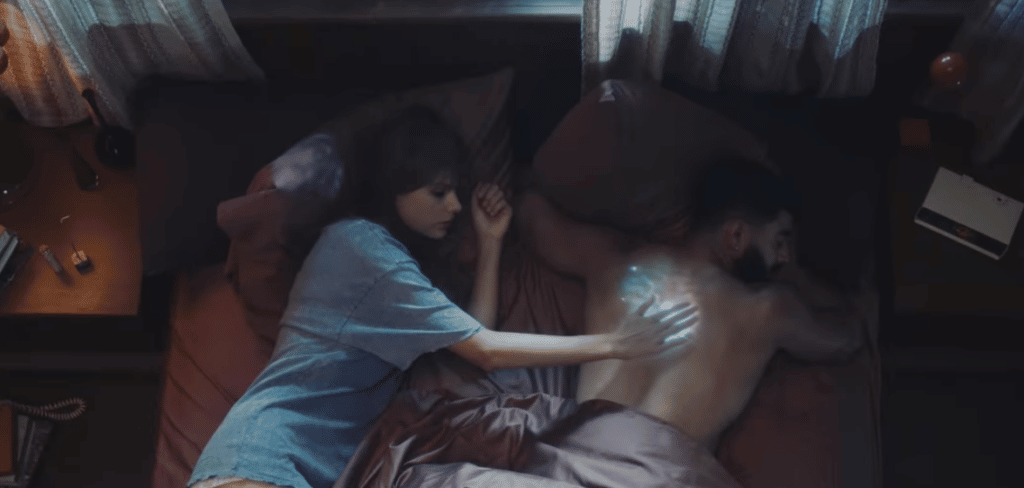 Taylor Swift elige al modelo trans Laith Ashley como interés amoroso en el vídeo Midnights