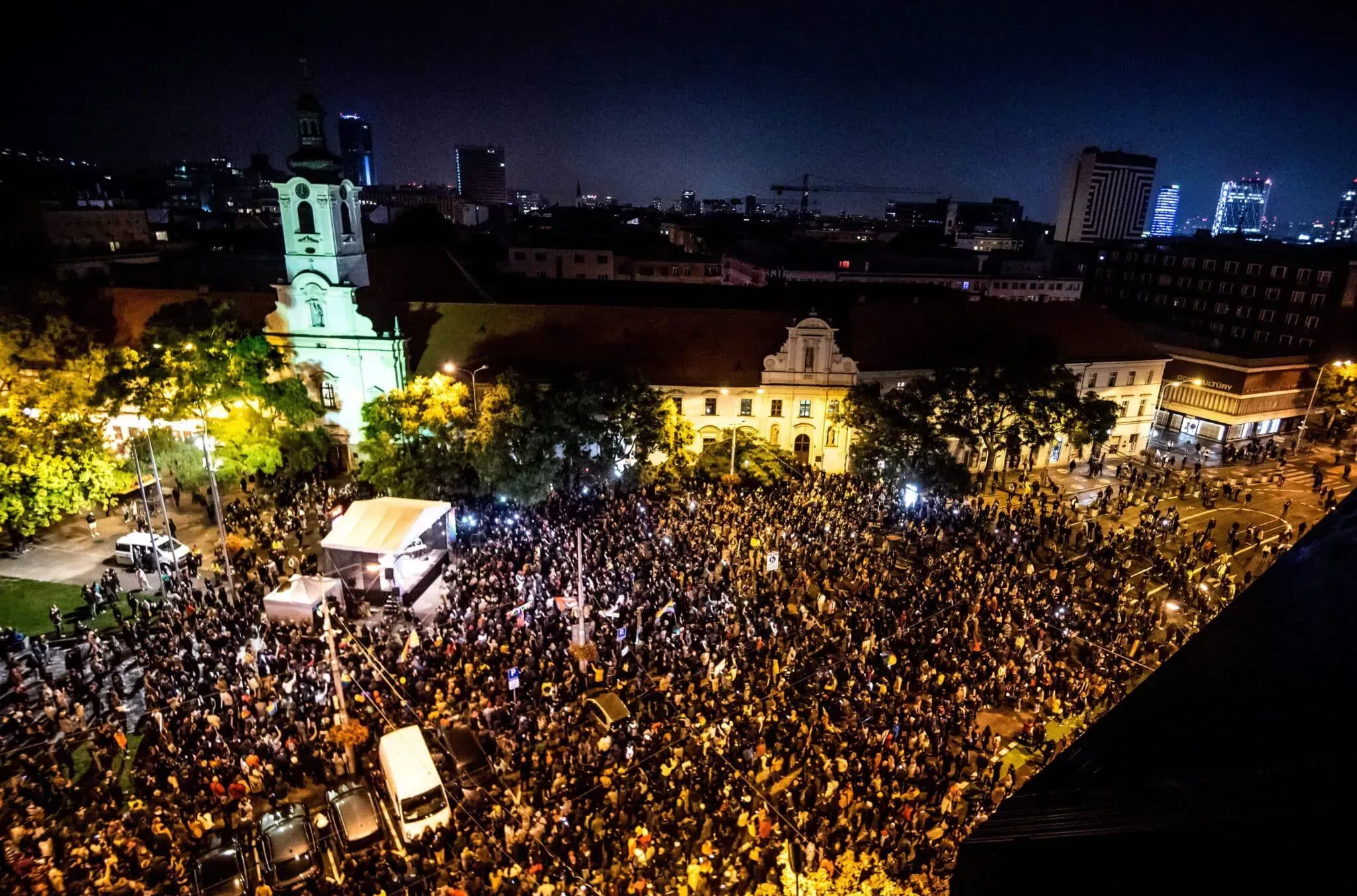 Tiroteo en Eslovaquia: Miles de personas asisten a la vigilia frente al bar de Bratislava