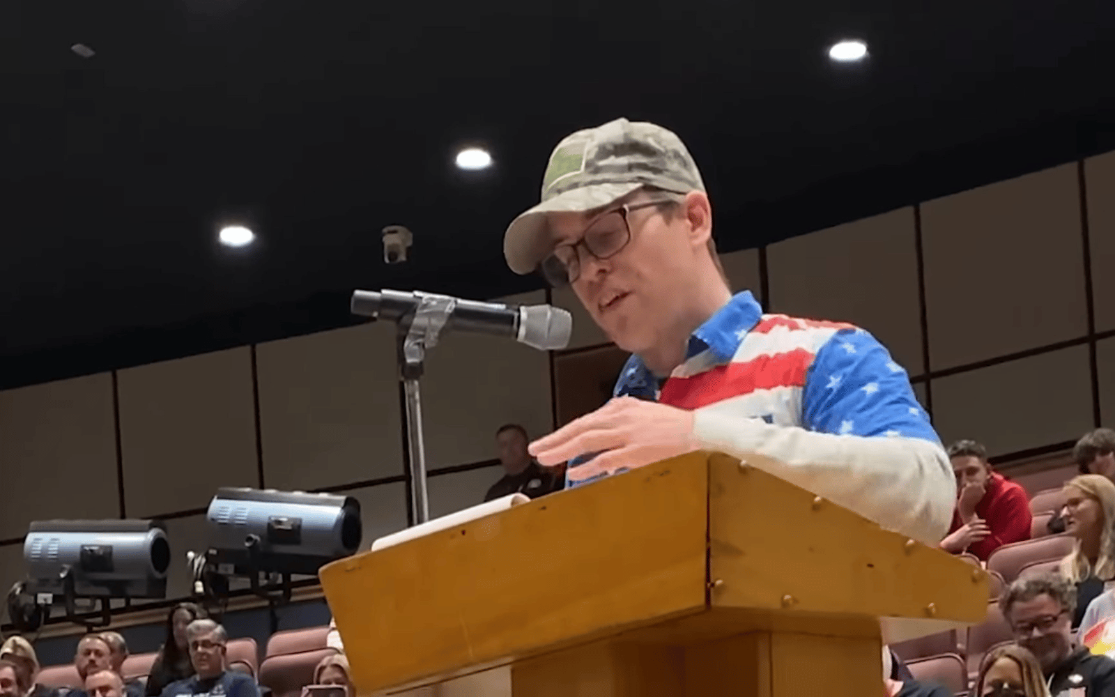 Un cómico ha contraatacado a la política de banderas anti-LGBTQ+ en las escuelas de EEUU