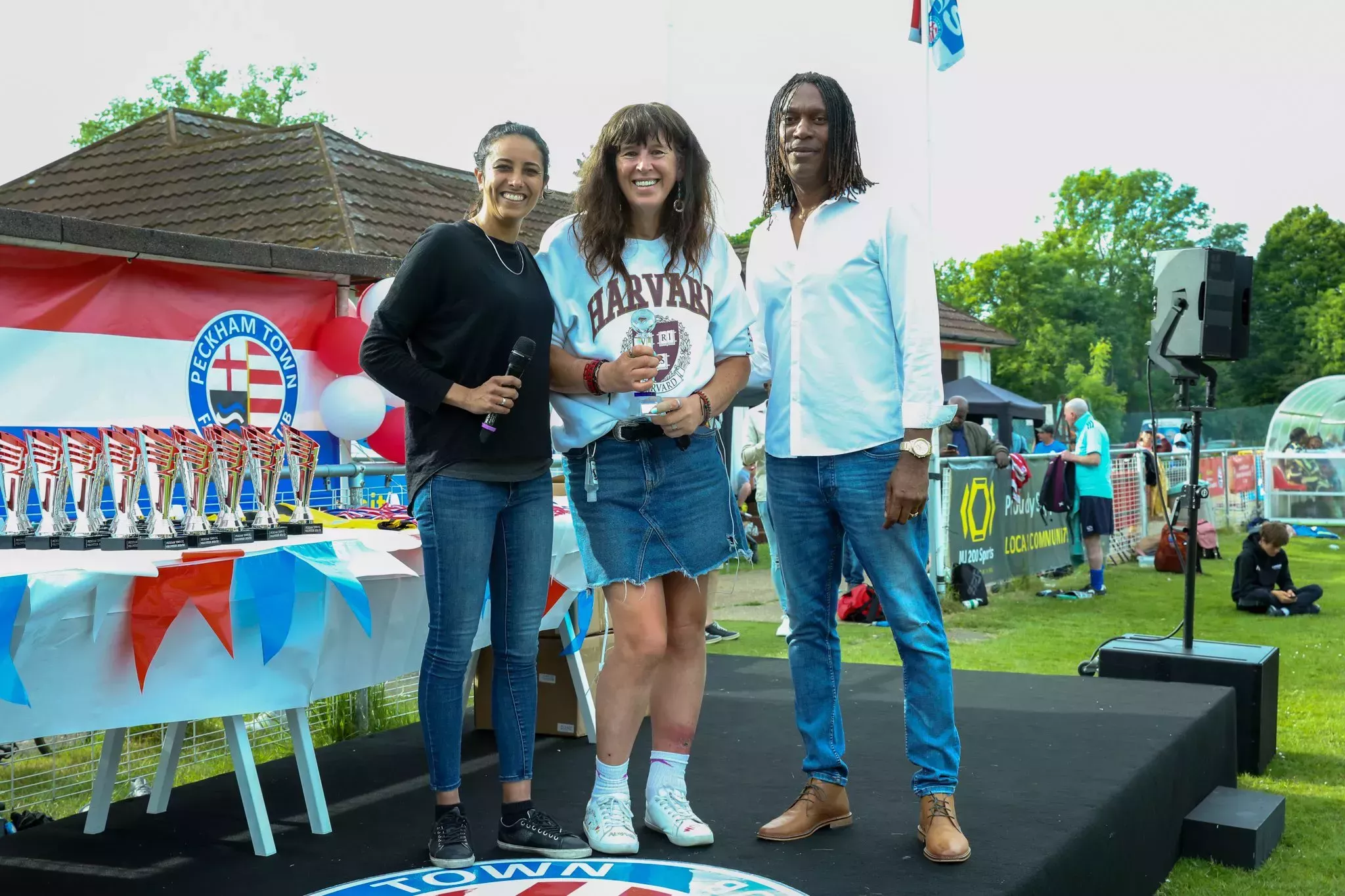 Un guardia de seguridad de McDonald's pide a una mujer trans que 