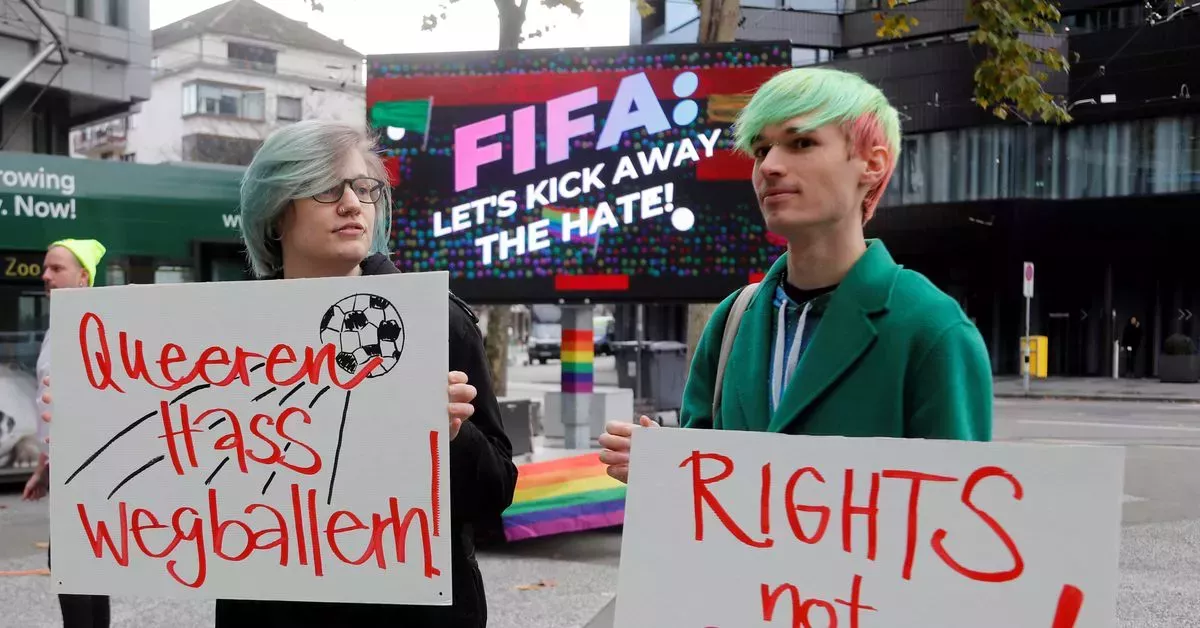 Activistas LGBT protestan en el Museo de la FIFA antes del Mundial de Qatar