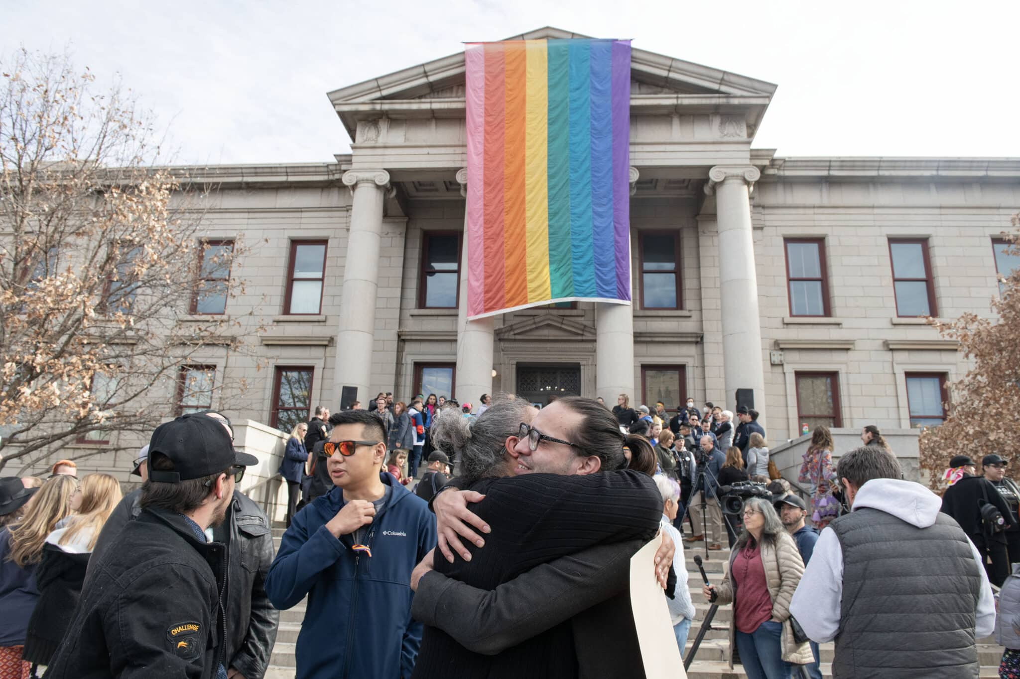 Colocan la bandera del Orgullo en el ayuntamiento de Colorado