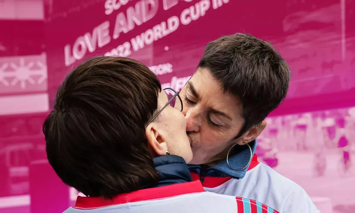 Copa del Mundo de Qatar: Los manifestantes organizan un poderoso beso contra las crueles leyes anti-LGBTQ+.