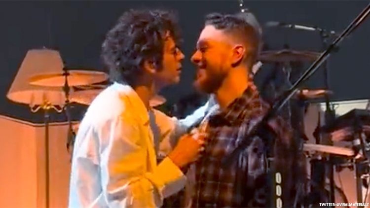 El cantante Matty Healy besa a un fan durante uno de sus conciertos