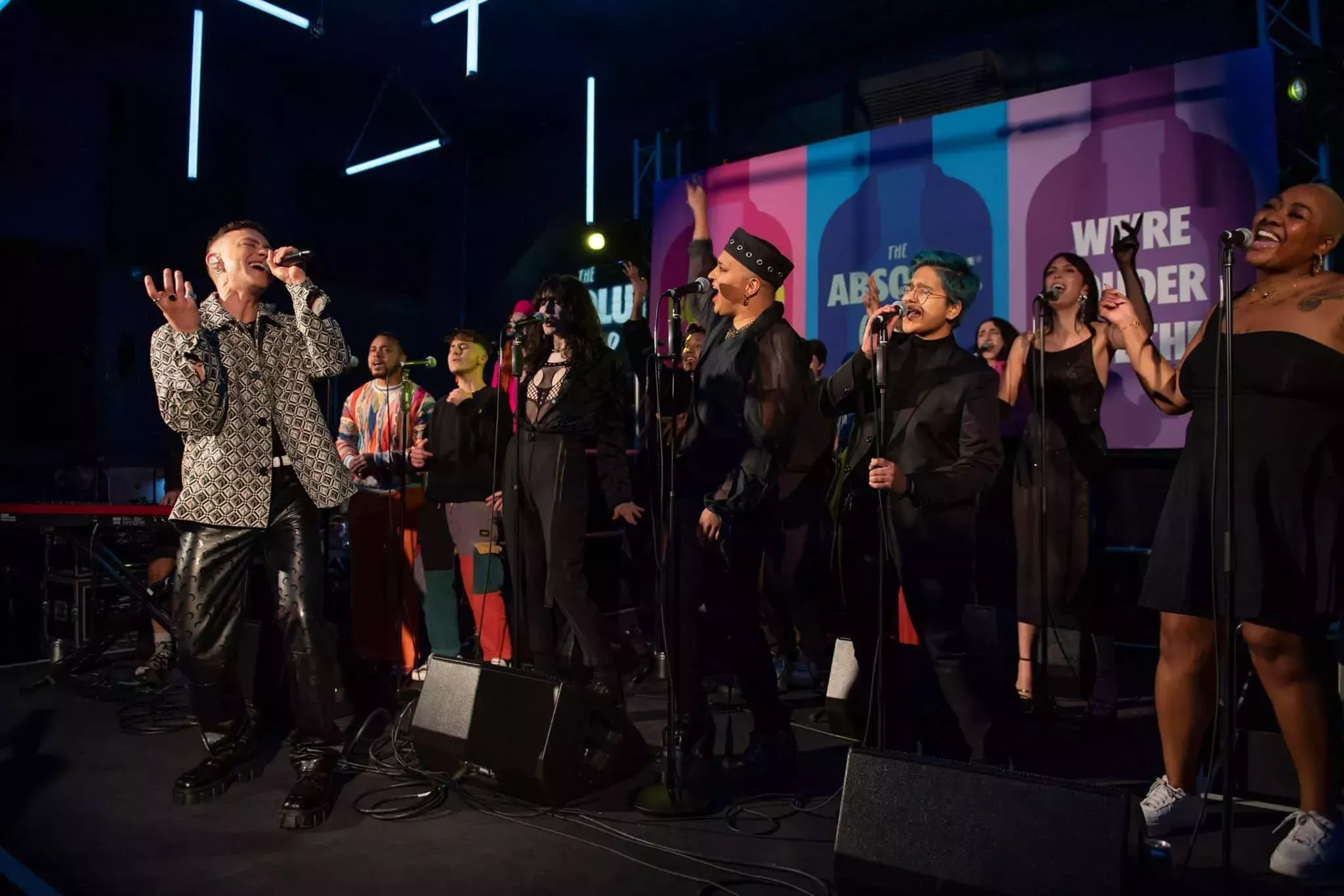 El coro LGBTQ+ se une a Olly Alexander en una electrizante actuación