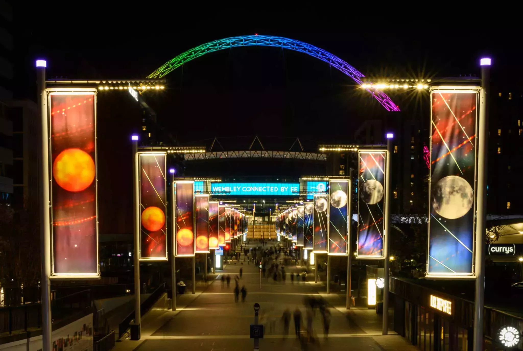 El estadio de Wembley se ilumina con los colores del arco iris en la disputa por los derechos LGBTQ+ y Qatar