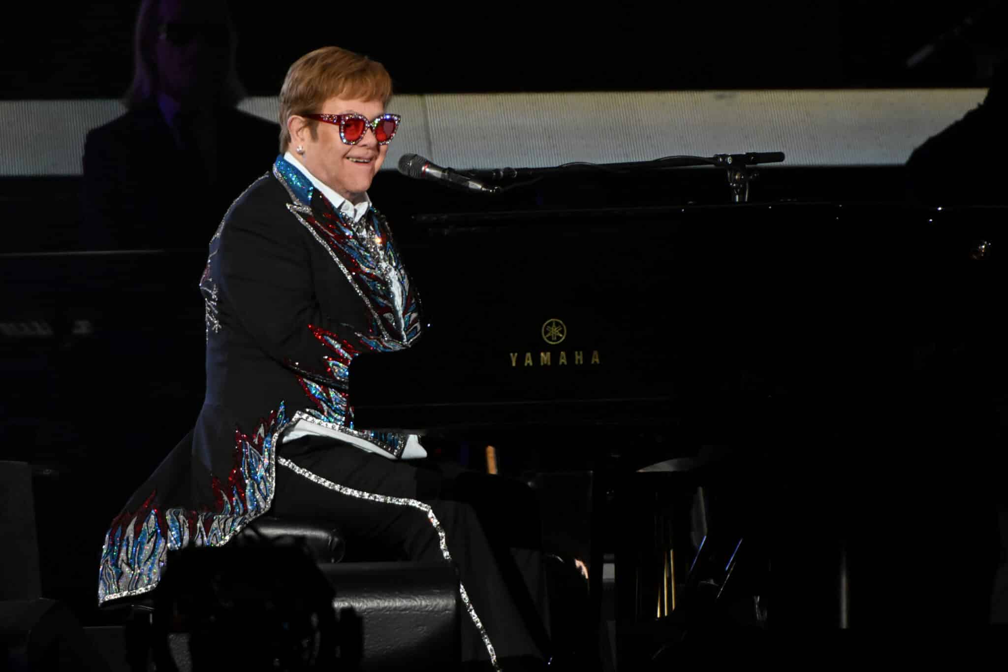 Elton John recrea un momento icónico en su último concierto en EE.UU.