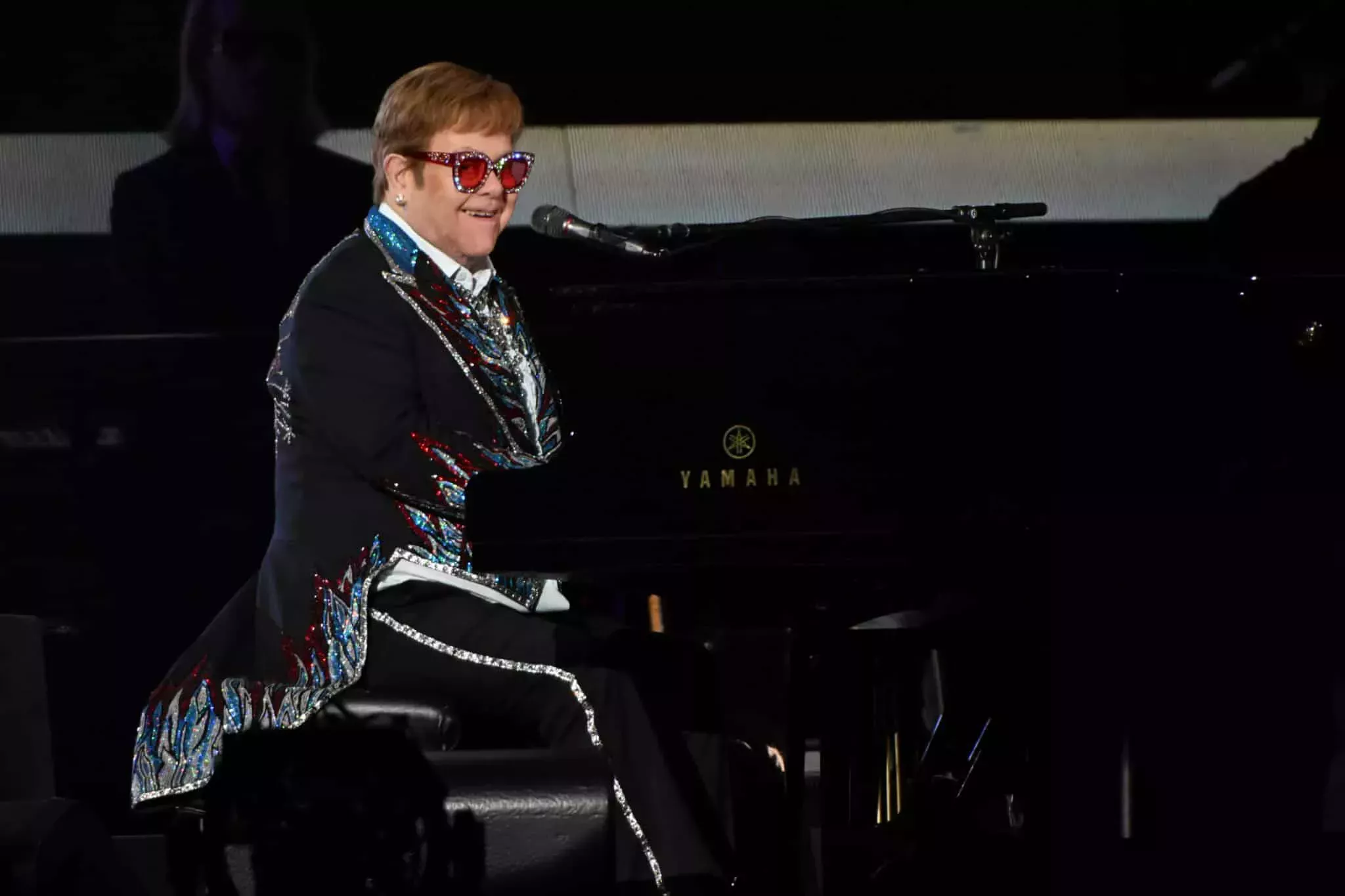 Elton John recrea un momento icónico en su último concierto en EE.UU. mientras el Príncipe Harry encabeza los homenajes