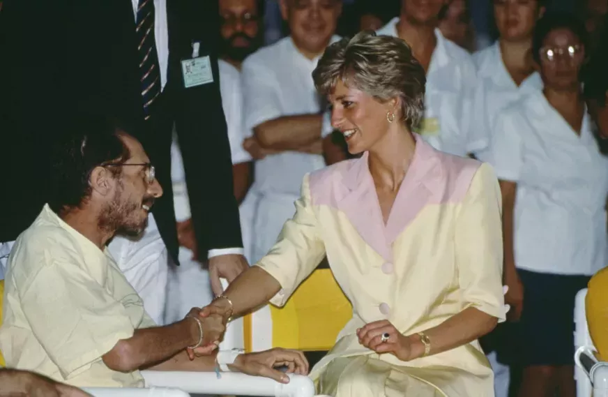 Princess Diana visiting patients suffering from AIDS at the Hospital Universidade in Rio de Janeiro, Brazil