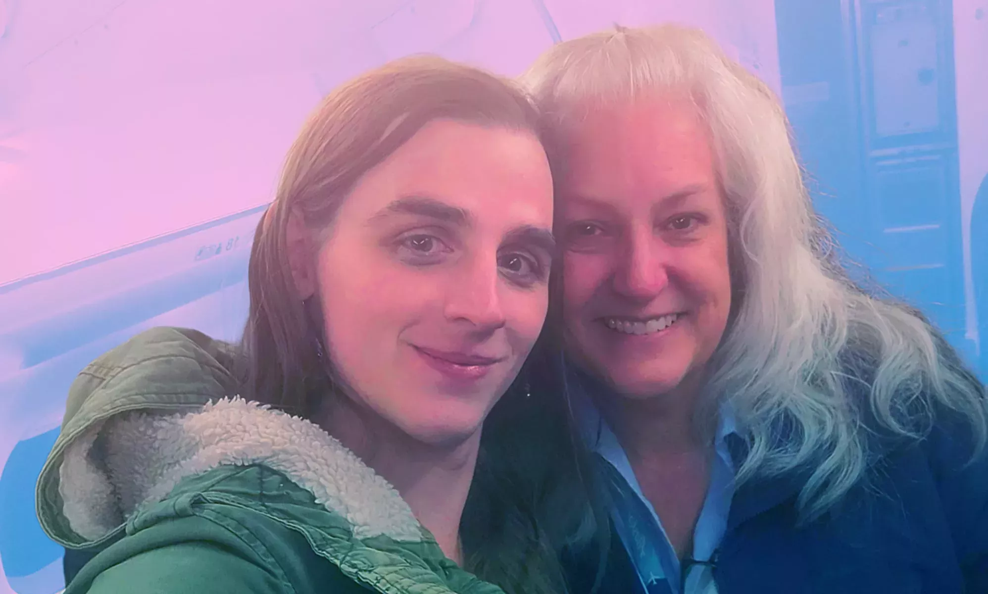 La nueva legisladora trans de EE.UU. comparte un hermoso momento tras las elecciones con la madre de su hijo trans