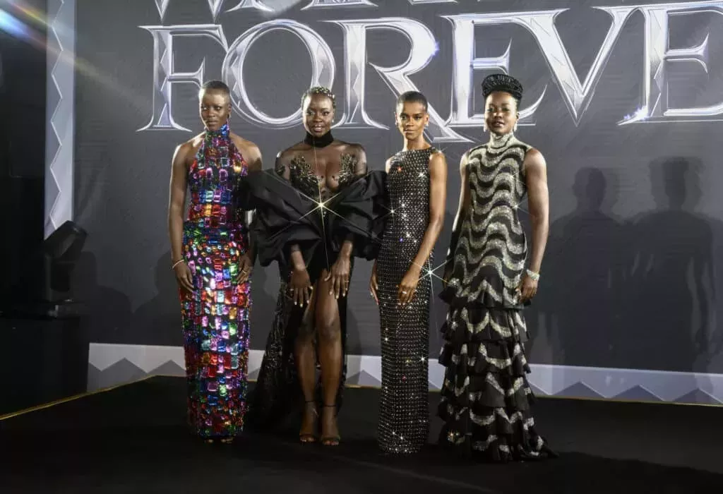 La protagonista de Pantera Negra, Letitia Wright, renueva sus disculpas por compartir un sermón homófobo y transfóbico