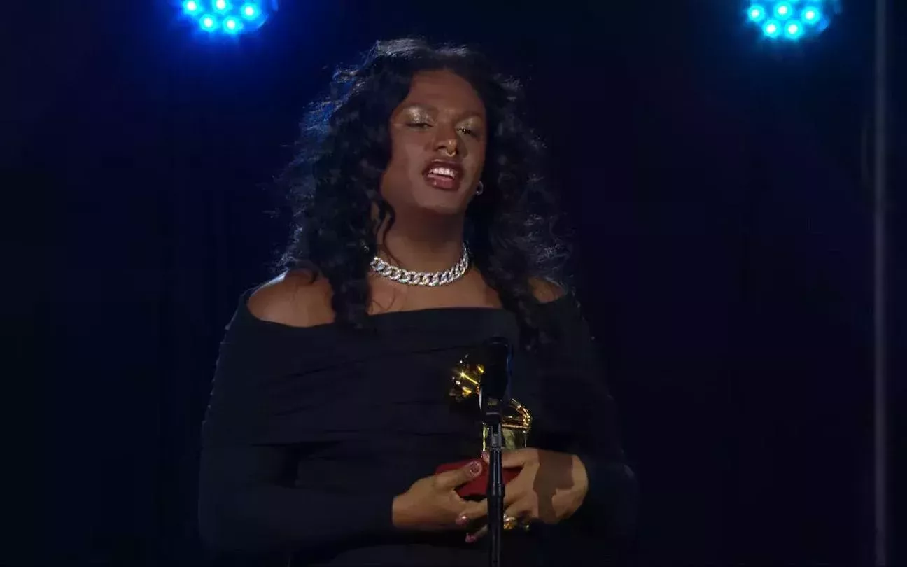Liniker hace historia como primer artista trans que gana un Grammy