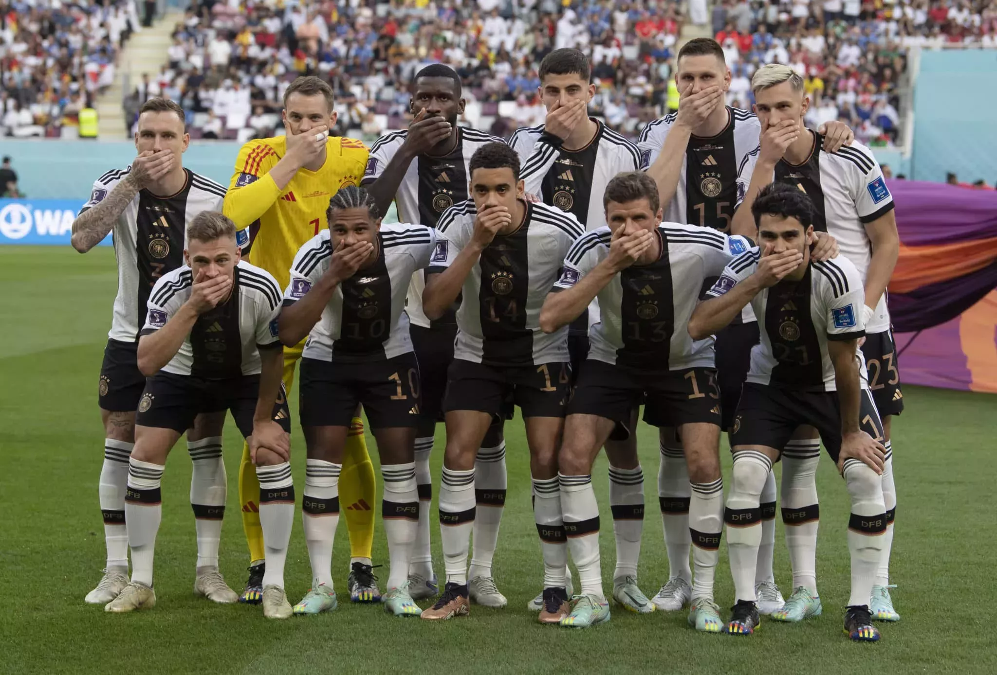 Los futbolistas alemanes se tapan la boca y llevan arco iris en la equipación en protesta por el Mundial de Qatar