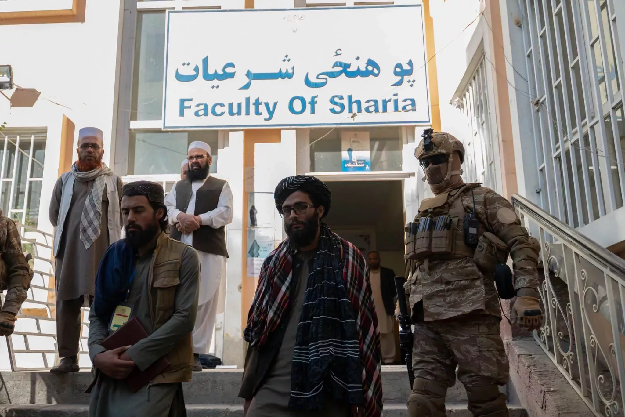 Los talibanes azotan y flagelan a afganos en estadios de fútbol abarrotados por 