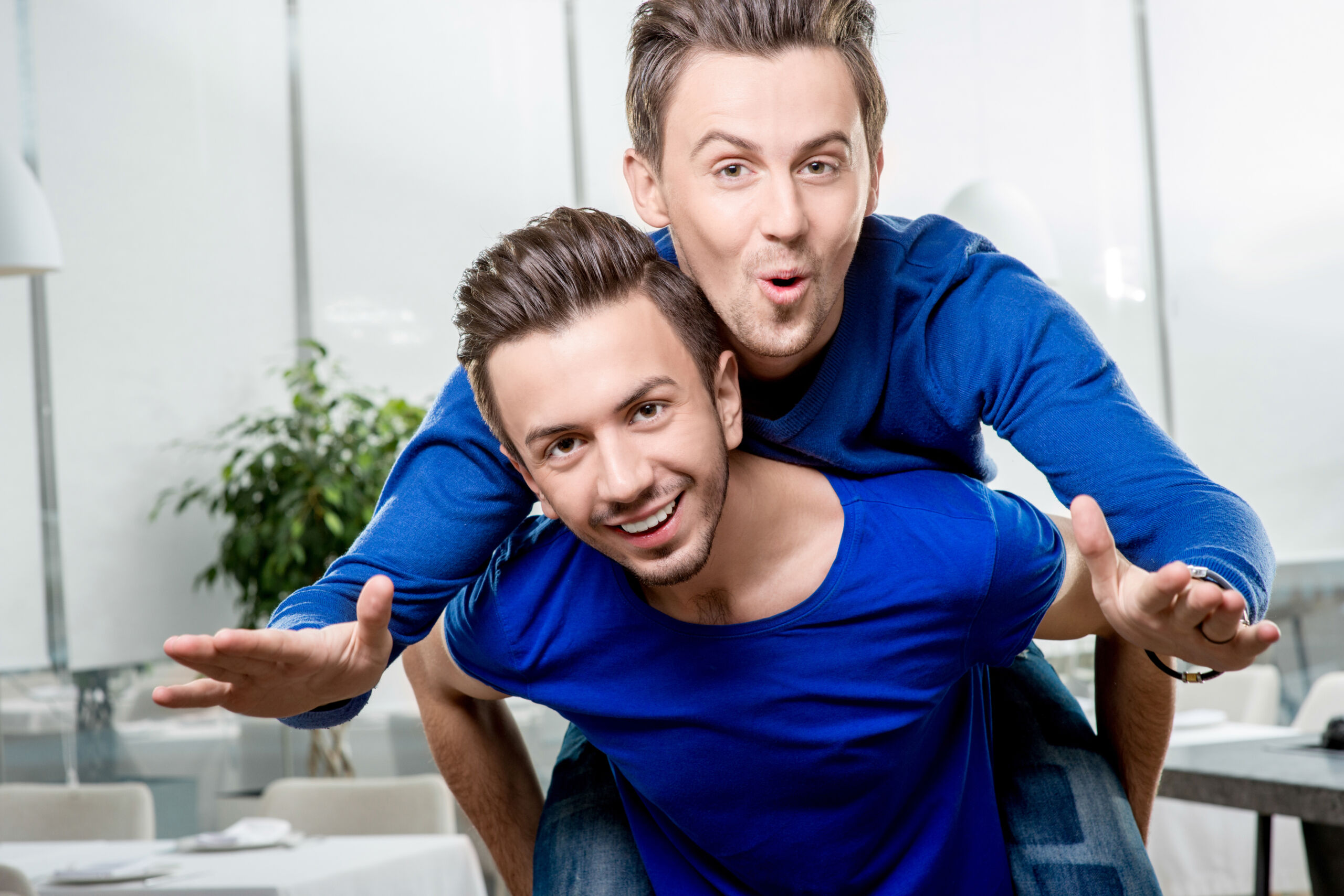 No sé como decirle a mi hermano que su cita es mi antiguo compañero sexual