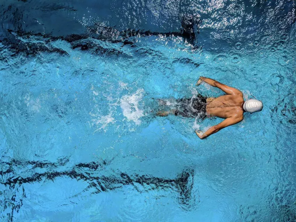 Por qué la natación beneficia a todos los deportistas