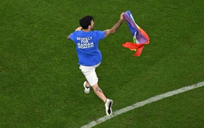 Un hombre se cuela en el campo de fútbol del Mundial con la bandera del Orgullo