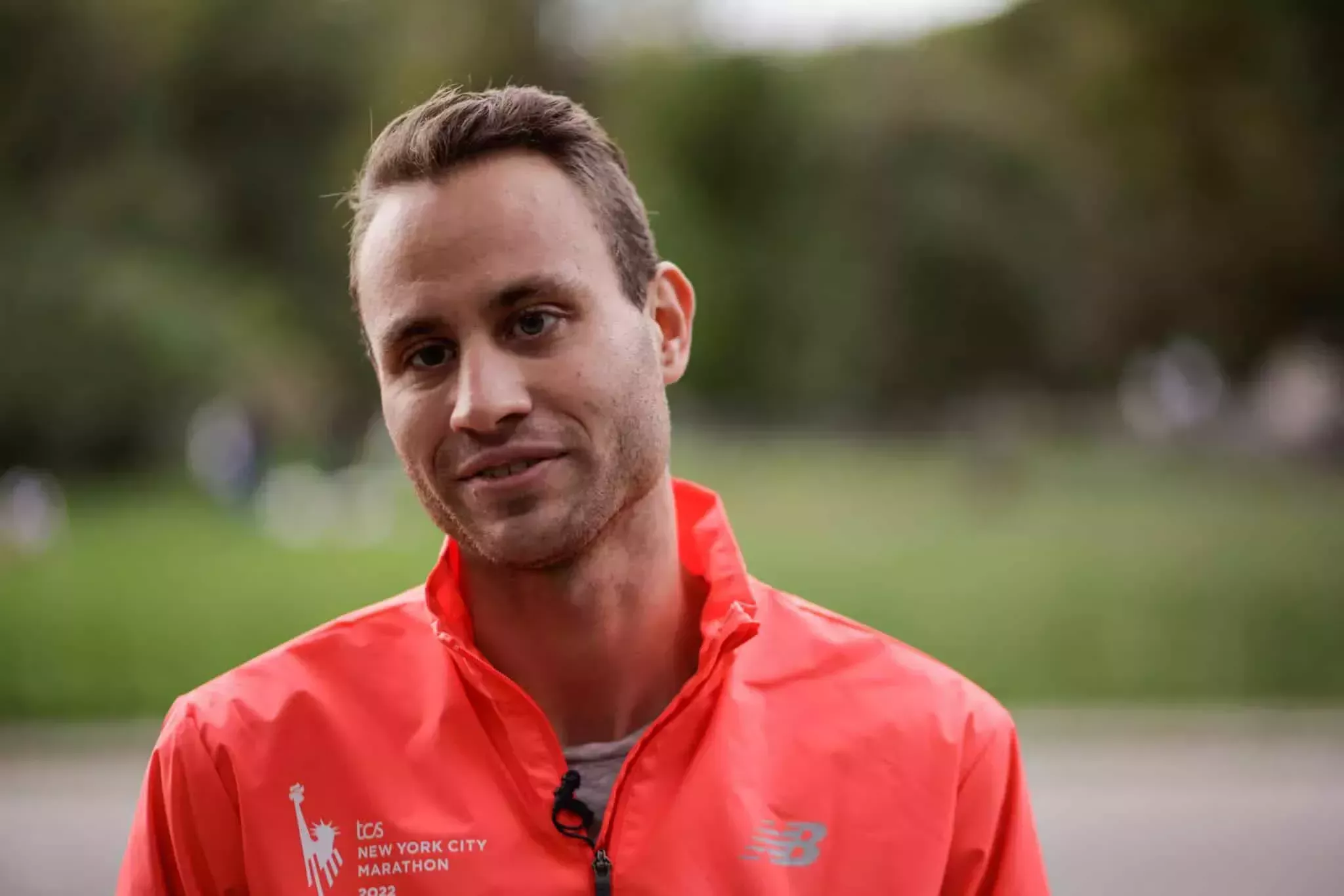 Un maratonista no binario celebra haber hecho historia en la carrera de Nueva York