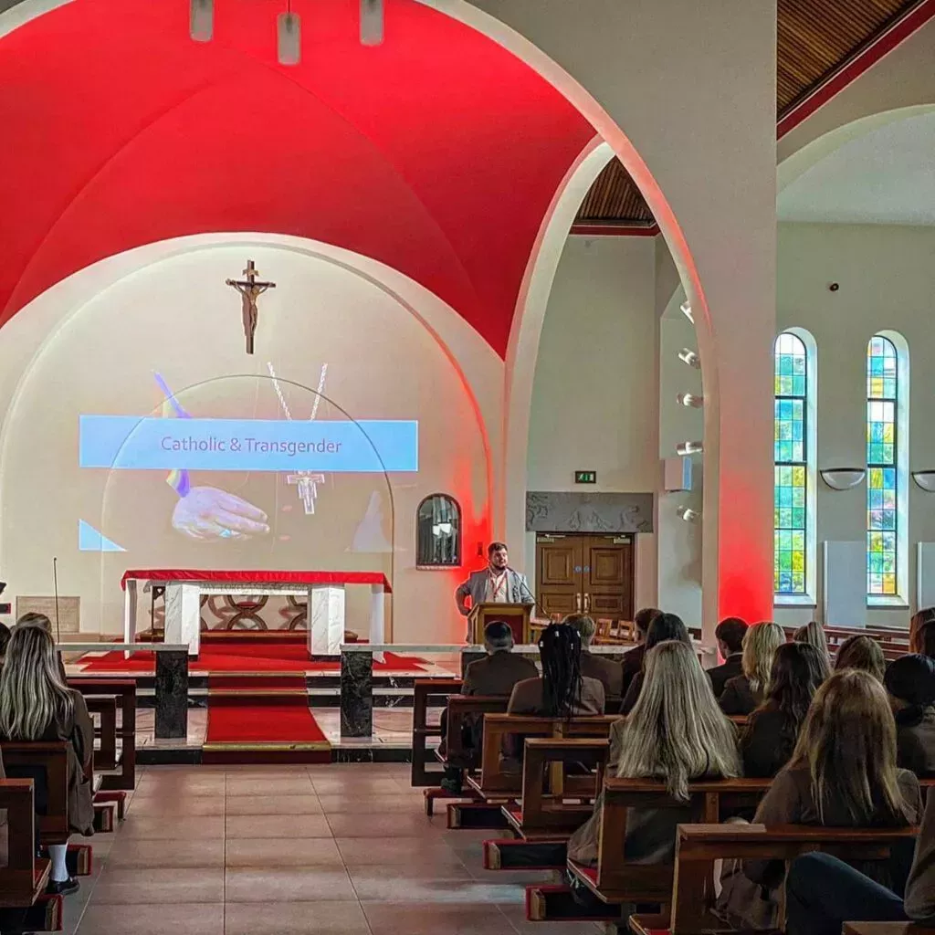 Un profesor transcat&oacute;lico explica por qu&eacute; es tan importante contar con personas LGBTQ+ en las escuelas